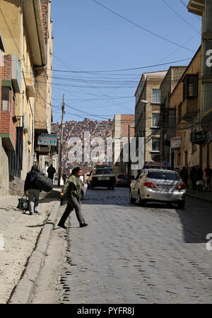 2. Juni 2016, - La Paz, Bolivien: die Menschen sind zu Fuß durch die Häuser auf den steilen Hängen von La Paz, Bolivien, die anspruchsvolle für Besucher aufgrund der a Stockfoto