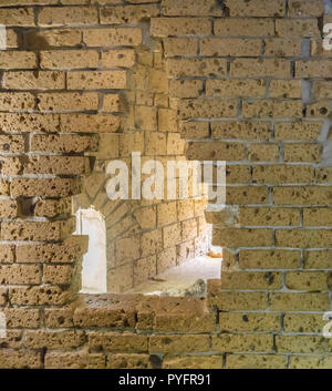 Alte gelbe Mauer in Ruinen mit einer großen Öffnung Hintergrund Textur Stockfoto