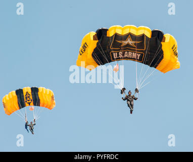 Zwei Mitglieder der US-Armee goldene Ritter Demo Fallschirm Team bei der großen New England Air & Space Show im Westover Air Reserve Base Jumping Stockfoto