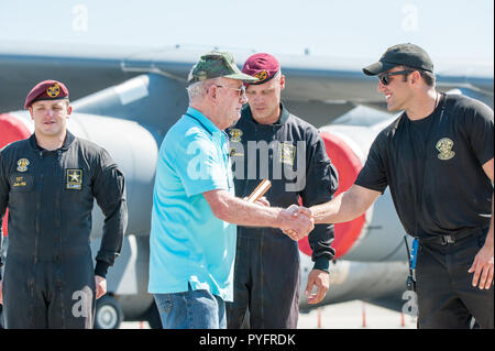 CMSgt Allen (Ret.) von Mitgliedern der goldene Ritter Team bei der großen New England Air & Space Show an Westover ARB geehrt wird. Stockfoto