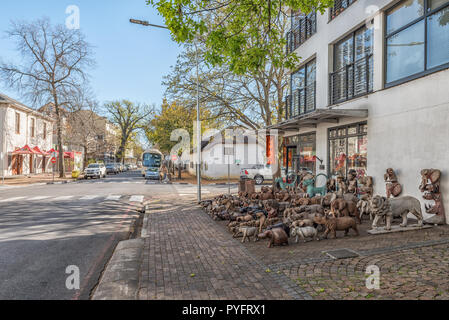 Stellenbosch, Südafrika, 15. AUGUST 2018: Ryneveld Street in Stellenbosch an der Ecke Church Street. Ein tourist Shop und Fahrzeuge sind sichtbar Stockfoto