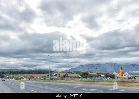 Stellenbosch, Südafrika, 16. August 2018: Die mooiberge Bauernhof Stall und Strawberry Farm in der Nähe von Stellenbosch in der Western Cape Provinz. Fahrzeuge auf Stockfoto