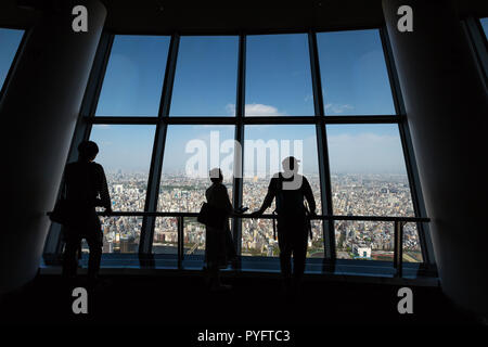 Tokyo, Japan - 19. April 2017: Touristen im Inneren Tembo Deck Beobachtung. Tokio Skytree ist eine Fernsehausstrahlung Turm und Wahrzeichen von Tokio. Tokio Skyline von Sumida Bezirk. Stockfoto