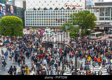 Tokyo, Japan - 22. April 2017: Luftaufnahme von Starbucks vor dem Bahnhof Shibuya der populären Shibuya Crossing, einer der belebtesten Fussgängerstreifen in der Welt. Stockfoto
