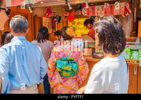 Tokyo, Japan - 19. April 2017: beliebten Verkauf der Kibidango zu japanischen Knödel aus dem Grieß oder Mehl von kibi Getreide gemacht. Nakamise-dori Straße in Senso-ji Buddhistischen Tempel, Asakusa. Stockfoto