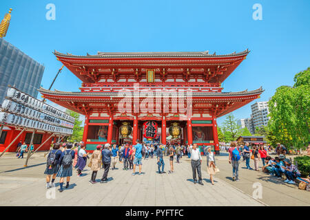 Tokyo, Japan - 19. April 2017: viele Touristen an der Südseite des Hozomon, Schatzhaus Tor, Eingang der buddhistischen Tempel Senso-ji, Asakusa, den ältesten Tempel in Tokio. Frühling, sonnigen Tag. Stockfoto