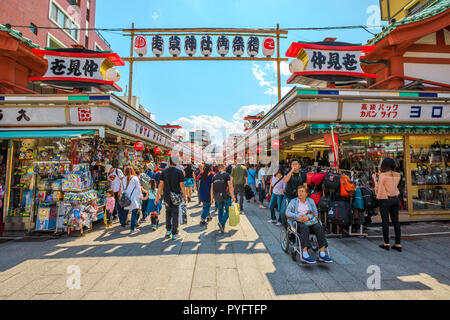 Tokyo, Japan - 19. April 2017: viele Touristen auf Nakamise Dori, einer Straße mit Lebensmitteln und Souvenirs Geschäfte, connetting die Kaminarimon Präfektur Tor am Eingang von Senso-ji Tempel, der älteste Tempel in Tokio. Stockfoto