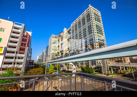 Tokyo, Japan - 19. April 2017: Luftaufnahme der Rainbow Bridge mit Skyline von Tokio Yurikamome Linie, ein erhöhter und automatische Monorail Bahn. Insel Odaiba, Minato, Tokyo. Urbane Stadtbild. Stockfoto