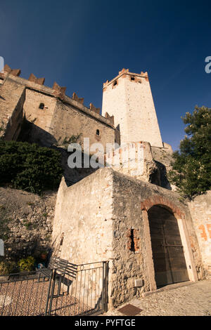 Der Turm der mittelalterlichen Burg von Malcesine, Gardasee, Italien. Stockfoto