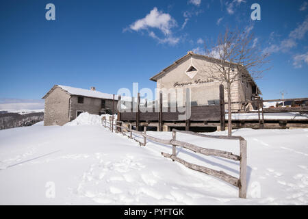 Verona, Italien - 19 Februar 2016: Hütte in den Bergen nach einem Schneefall. Stockfoto