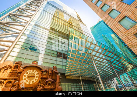 Tokyo, Japan - 20. April 2017: Fisheye, Ansicht von unten Ghibli Uhr vor Nittele Tower, Nippon Television Headquarters, Minato ward. Der viktorianische steampunk Symbol Uhr von Shimbashi entfernt. Stockfoto