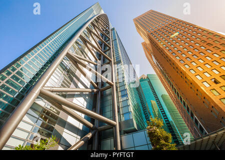 Tokyo, Japan - 20. April 2017: Nittele Tower, Nippon Television Headquarters, Minato ward. mit viktorianischen Steampunk clock in Shimbashi entfernt. Stockfoto