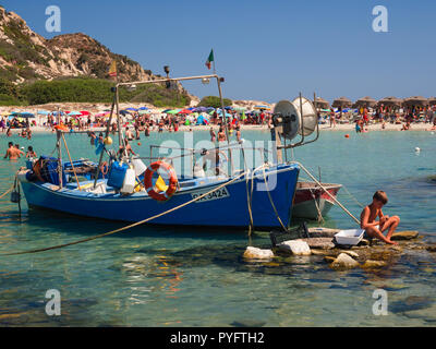 Villasimius, Italien - 22. August 2017: Fischerboote in der Nähe von Punta Molentis Strand vertäut, Villasimius, Sardinien, Italien. Stockfoto