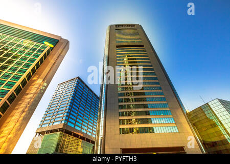 Tokyo, Japan - 20. April 2017: Wolkenkratzer von Shimbashi Bezirk mit Nittele Turm, die Nippon Television HQ in Shimbashi entfernt. Stockfoto