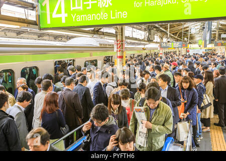 Tokyo, Japan - 17. April 2017: Grüne Linie der Yamanote für Harajuku, der wichtigste Bahnhof in Tokio. Masse der Pendler für Rail Zug am Bahnhof Shinjuku in Tokio wartet. Stockfoto