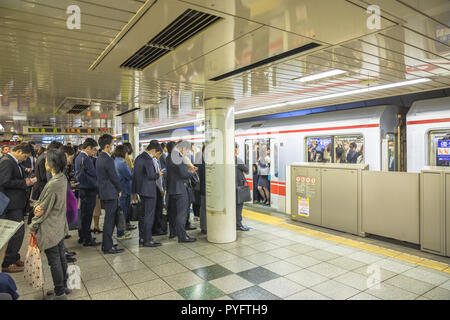 Tokyo, Japan - 17. April 2017: rush hour: Masse von Menschen warten auf der Marunouchi Linie, u-Bahn in Tokio in Shinjuku. Der Marunouchi Linie ist eine der belebtesten Bahnlinien in Tokio. Stockfoto