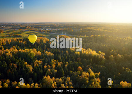 Bunten Heißluftballon über Wälder rund um Vilnius City an sonnigen Herbst Abend fliegen. Vilnius ist eine der wenigen europäischen Hauptstädten, wo Stockfoto