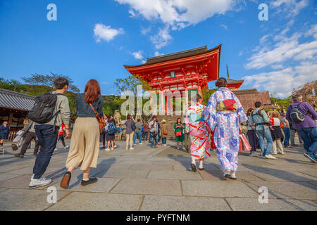 Kyoto, Japan - 24 April 2017: Menschen und Frauen in traditionellen japanischen Kimonos zu Fuß zum Haupteingang der Kiyomizu-dera, einer der berühmtesten Tempel von Japan. Kiyomizudera ist Unesco Weltkulturerbe Stockfoto