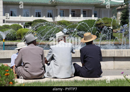 Herren genießen der Park in Hamhung in Nordkorea Stockfoto