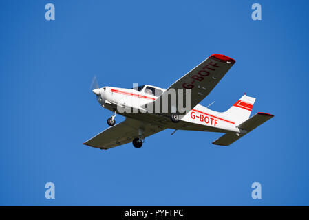 Piper PA-28 Cherokee Krieger Light Aircraft Flugzeug. Allgemeine Luftfahrt Flugzeug fliegen in einem klaren blauen Himmel. G-BOTF. Gute Sichtbarkeit Visual Flight Rules Stockfoto