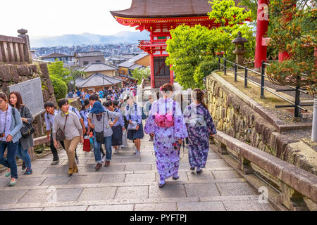 Kyoto, Japan - 24 April 2017: Frauen in der traditionellen japanischen Kimonos, die Treppe zum Haupteingang der Kiyomizu-dera, einer der berühmtesten Tempel von Japan. Kiyomizudera ist Unesco Weltkulturerbe Stockfoto