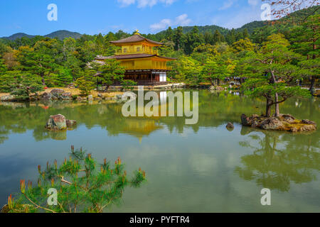 Kinkakuji goldenen Pavillon UNESCO-Welterbe von Kyoto, spiegelt sich auf See. Die Goldenen Pavillon, dessen zwei obersten Etagen komplett mit Blattgold bedeckt sind, ist eine alte Zen Tempel. Tag Licht gedreht. Stockfoto