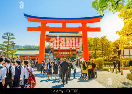 Kyoto, Japan - 28. April 2017: rote Torii Gates in Fushimi Inari Taisha mit Touristen und japanische Studenten. Fushimi Inari ist die wichtigste Shintō-Heiligtum. Stockfoto