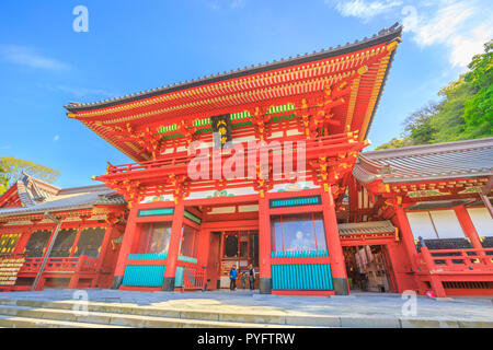 Kamakura, Japan - 23. April 2017: Romon das Große Tor zum Tsurugaoka Hachiman Shinto Schrein. über dem Tor ist eine Plakette mit dem Namen des Heiligtums, Hachimangu, im Jahr 1629 Geschrieben von Prinz Ryoujo. Stockfoto