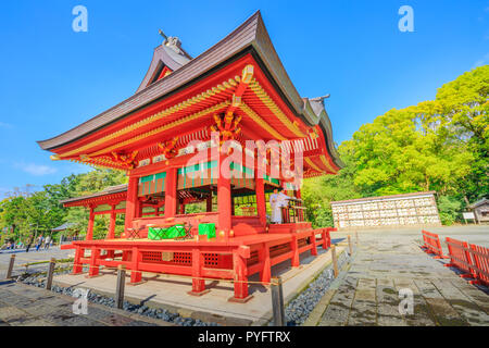 Kamakura, Japan - 23 April, 2017: Zwei Mönche bei der unteren Gottesdienst Halle am Tsurugaoka Hachiman, die wichtigste Shinto Schrein in der Stadt Kamakura, der Präfektur Kanagawa. Der Frühling in den blauen Himmel. Stockfoto