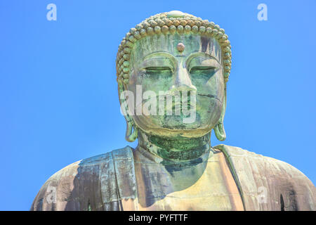 Nahaufnahme des Big Buddha oder Daibutsu auf blauen Himmel, eine der größten Bronze Statue von Buddha Vairocana. Die monumentale grossen Buddha in Kotoku-in Tempel ist eine der wichtigsten Sehenswürdigkeiten in Kamakura, Japan Stockfoto