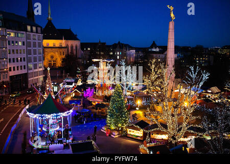 Weihnachtsmarkt in Luxemburg. Luftaufnahme der traditionelle Weihnachtsmarkt in der alten Europäischen Stadt. Ort für den Winterurlaub eingerichtet. Unterhaltung und sho Stockfoto