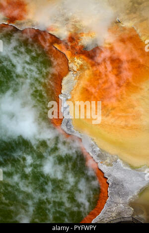 Champagner Pool und Künstler Palette, Waiotapu Thermal Reserve, in der Nähe von Rotorua, North Island, Neuseeland - Antenne Stockfoto