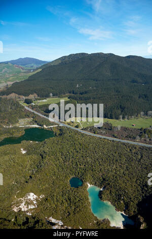 Kraterseen, Regenbogen Gebirge und Rotowhero/Grüner See (Entfernung), in der Nähe von Rotorua, North Island, Neuseeland - Antenne Stockfoto