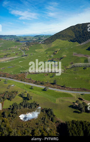 Dampfenden See in der Nähe von Waiotapu, in der Nähe von Rotorua, North Island, Neuseeland - Antenne Stockfoto