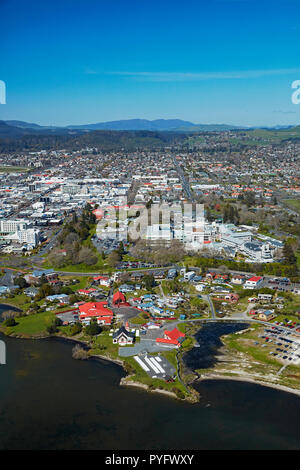 Lake Rotorua, Ohinemutu Maori Dorf, und Stadtzentrum, Rotorua, North Island, Neuseeland - Antenne Stockfoto