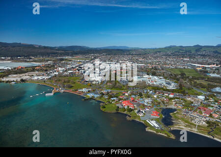 Ohinemutu Maori Village, Lake Rotorua, Waterfront, und Stadtzentrum, Rotorua, North Island, Neuseeland - Antenne Stockfoto