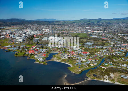 Lake Rotorua, Ohinemutu Maori Dorf, und Stadtzentrum, Rotorua, North Island, Neuseeland - Antenne Stockfoto