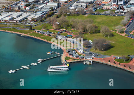 Lakeland Queen Raddampfer und Lakefront Rotorua, Rotorua, North Island, Neuseeland - Antenne Stockfoto