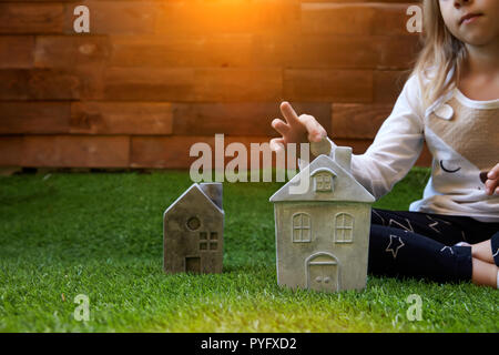 Hand Münze in Haus Form piggy Bank für das Sparen von Geld für den Kauf eines Hauses Stockfoto