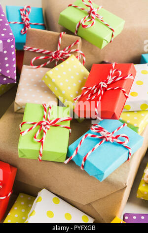 Viele bunte Geschenke, vertikaler Stockfoto