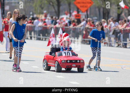 Chicago, Illinois, USA - Mai 5, 2018: der polnischen Verfassung Day Parade, Kind, ein Ford Mustang Spielzeugauto mit polnischen Flaggen während der parad Stockfoto