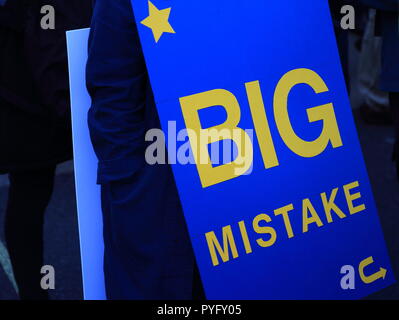 Mann hält die blaue Fahne großer Fehler Stockfoto