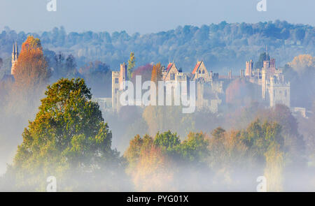 Penshurst Place in morgen Herbst Nebel. Stockfoto