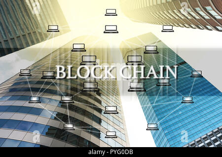 Block Kette Text und verteilte Computer Netzwerk über das moderne Gebäude aus Glas der Wolkenkratzer, Verteilte ledgertechnik Konzept, Block Stockfoto