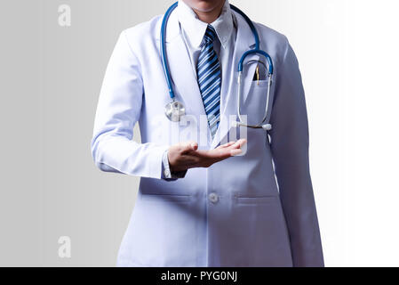 Arzt holding Rechten für etwas Halten in der Hand auf grauem Hintergrund mit Beschneidungspfad für einfache Auswahl Stockfoto