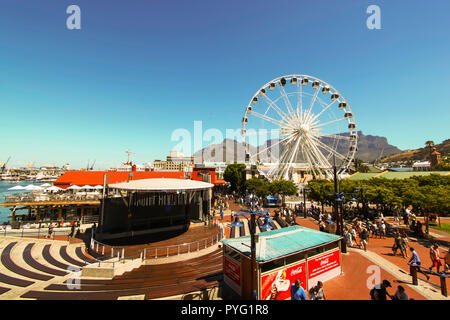 Kapstadt - 2011: Victoria & Alfred Waterfront an einem sonnigen Tag Stockfoto