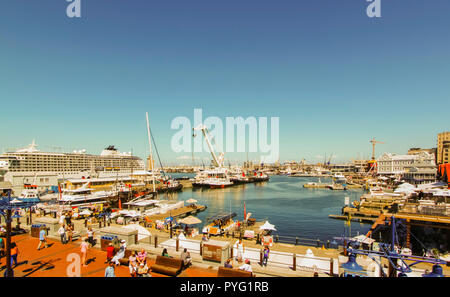 Kapstadt - 2011: Victoria & Alfred Waterfront an einem sonnigen Tag Stockfoto