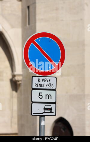 Beschilderung beschränkt Parkplätze (außer für die Polizei), Parkplatz auf fünf Minuten beschränkt, Parken auf dem Bürgersteig, Budapest, Ungarn Stockfoto