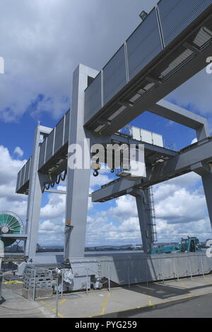 Gantry Kran, Kran, Kran, Cardiff Bay Barrage, anschließen und Cardiff Penarth, Cardiff, South Wales, Großbritannien Stockfoto