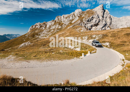 Mit dem Auto über die gefährlichen Pass in Mangart, Slowenien Stockfoto